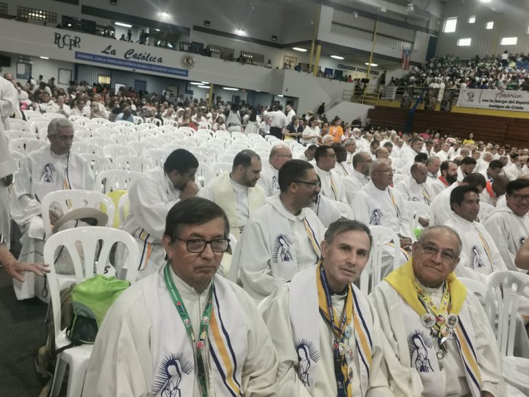 33.-sacerdotes de la delegación de Chile