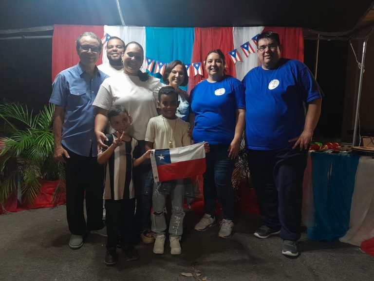 36.- junto a familia de acogida -Gabriela Rivera y Rodolfo Correa de Familia Misionera